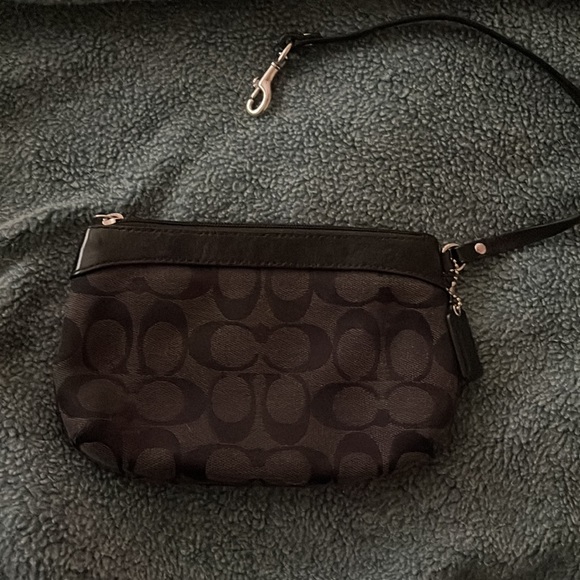 black COACH wrist wallet. Used once for an event. Basically new.No signs of wear - Picture 2 of 4